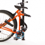 Toi aussi enroule ton vélo autour d’un poteau !