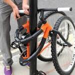 Toi aussi enroule ton vélo autour d’un poteau !