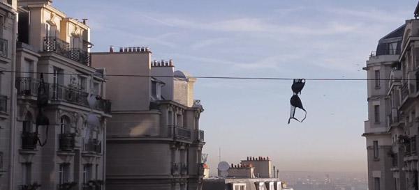 Des soutiens-gorge suspendus au-dessus de Paris