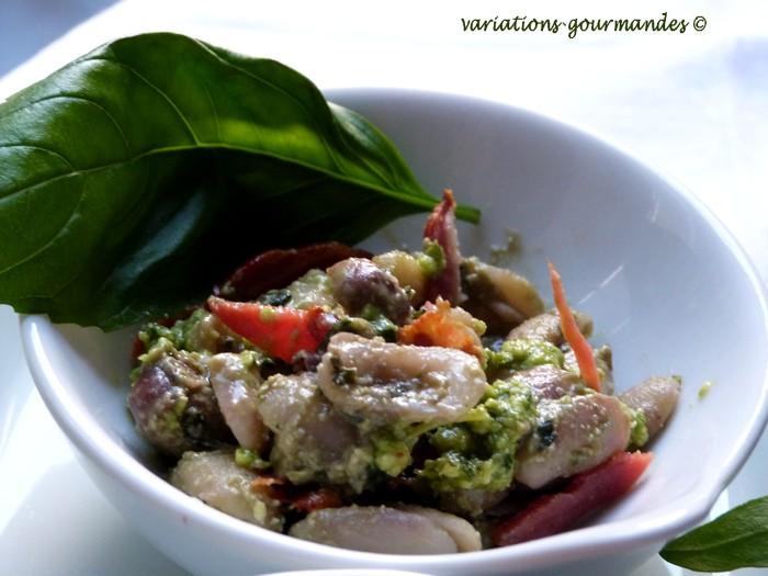 Salade d'haricots coco au pistou (basilic, pignons, citron vert) et chorizo croustillant.