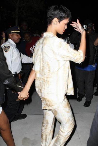 Rihanna ose le pyjama en boite de nuit!