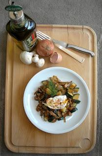 Poêlée de courgettes et champignons, surmontée de son œuf poché