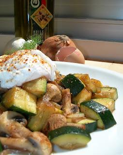 Poêlée de courgettes et champignons, surmontée de son œuf poché