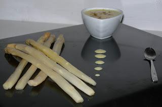 Asperges blanches à la sauce aérienne marocaine