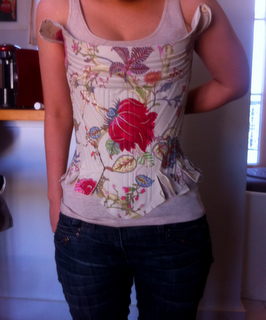 Nouveau corset XVIIIe en indienne rose