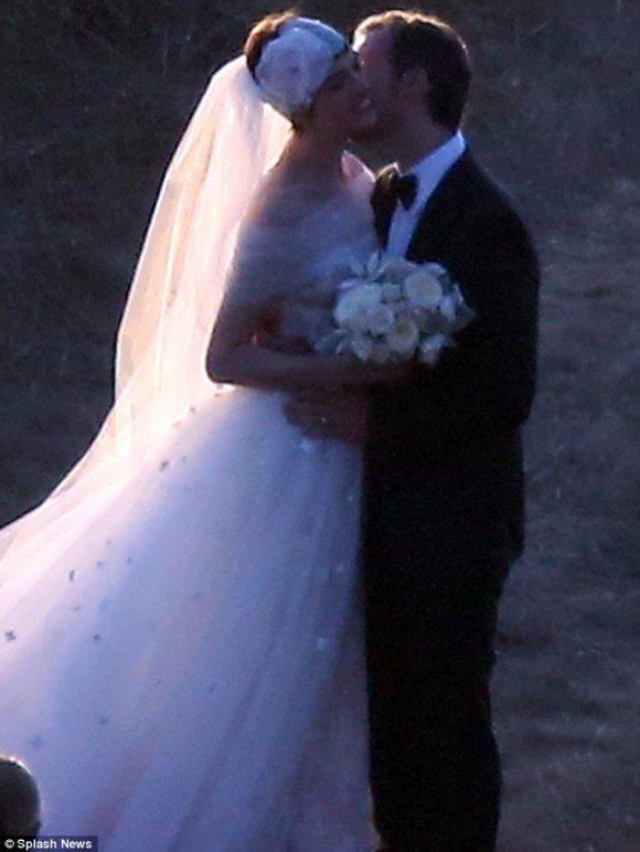 Mariage Anne Hathaway wedding robe Valentino Natalie Portman Big Sur Adam Shulman
