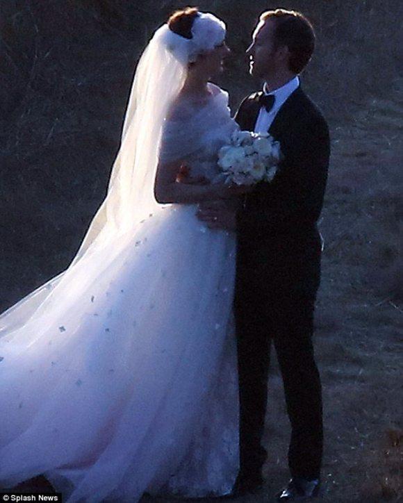 Mariage Anne Hathaway wedding robe Valentino Natalie Portman Big Sur Adam Shulman