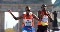 452857_le-kenyan-geoffrey-mutai-g-franchit-en-vainqueur-la-ligne-d-arrivee-du-39e-marathon-de-berlin-le-30-septembre-2012