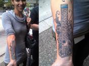 Elle fait tatouer barre d’outils Photoshop l’avant-bras