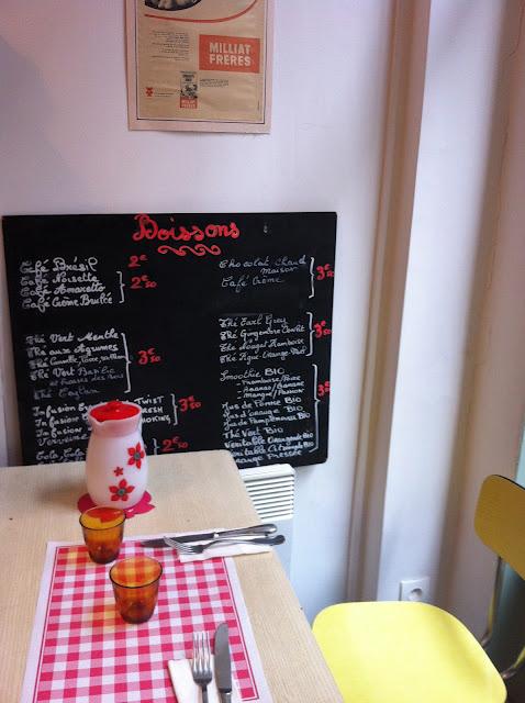 Bruncher dans une maison de poupée