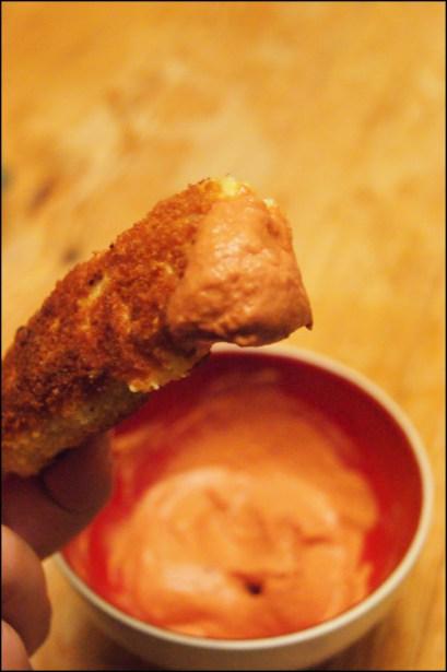 Aiguiellettes de poulet pané et leur petite sauce spicy