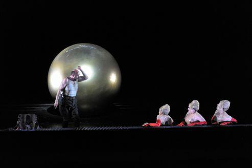 <i>L'Or du Rhin</i>avec Peter Sidhom (Alberich) Caroline Stein (Woglinde), Nicole Piccolomini (Flosshilde), Daniela Sindram (Wellgunde) à l'Opéra Bastille, en 2010 .