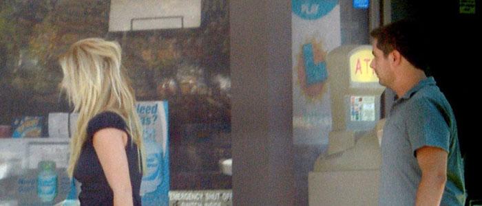 photos-britney-a-une-station-essence-02-10-2012