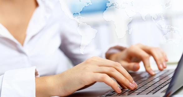 femme devant ordinateur