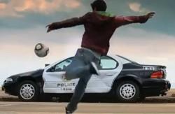David Villa détruit une voiture de police pour Need For Speed