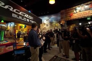 153381240 10 300x200 Sprint Cup Series: Jeff Gordon illumine la journée denfants cancéreux