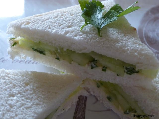 Mini-sandwiches au concombre et beurre persillé / Mini cucumber sandwiches and parsley butter