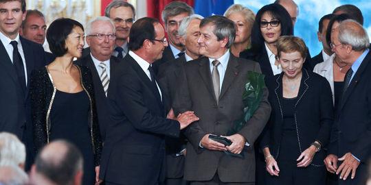 Hugues Souparis, PDG d’Hologram Industries, reçoit le Prix de l’Audace Créatrice des mains de François Hollande