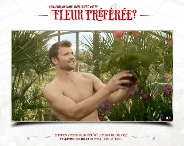 5 beaux jardiniers torses nus vous offrent des fleurs dans les rues de Paris