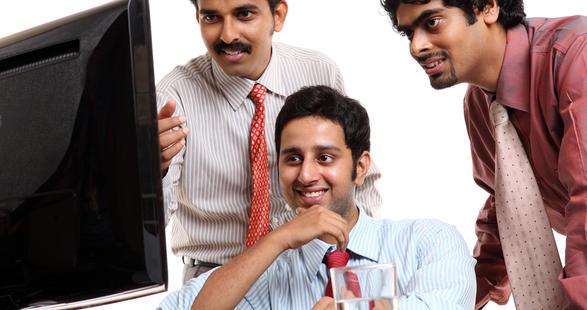 Trois indiens derrière un ordinateur