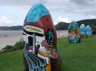 Vente aux enchères de 35 menhirs peints par des artistes contemporains