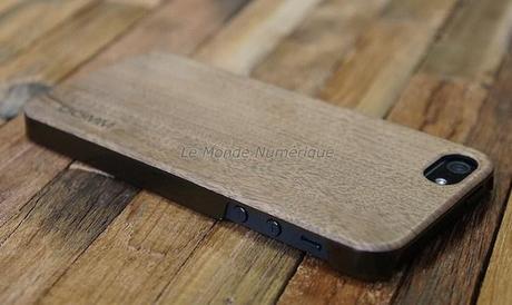 Une coque de protection bois et un étui en cuir pour l’iPhone 5