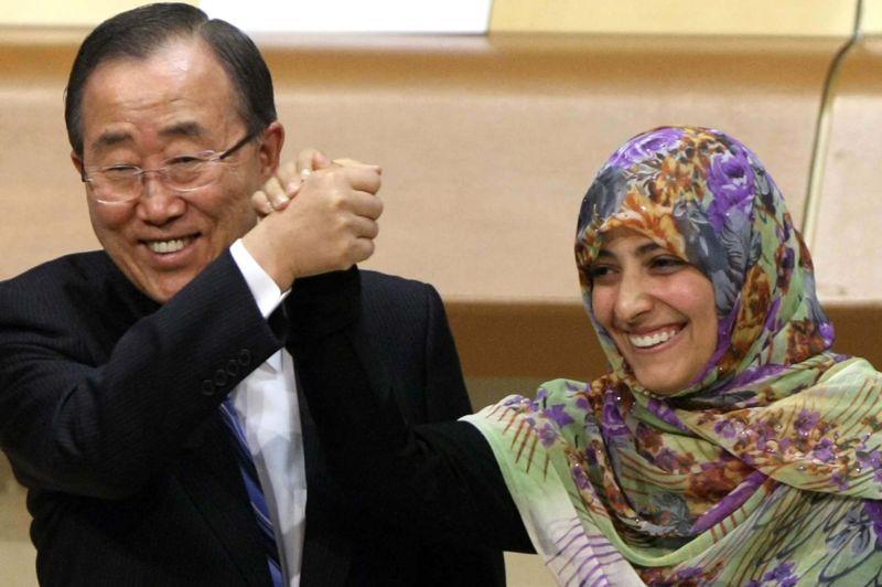 Ouvert. Le premier «Forum mondial de la démocratie» a été ouvert ce lundi à Strasbourg par le secrétaire général des Nations-Unies, le Coréen Ban Ki-moon, en compagnie de la Yéménite Tawakkol Karman, Prix Nobel de la Paix 2011. Ban Ki-moon a qualifié d'»extrêmement dangereuse» l'escalade du conflit à la frontière entre la Syrie et la Turquie et a appelé toutes les parties «à abandonner l'usage de la violence, et à se diriger vers une solution politique». Jeudi dernier, après de longues tractations entre les pays occidentaux et la Russie, le Conseil de sécurité des Nations unies avait publié une déclaration dénonçant le bombardement par la Syrie d'un village turc frontalier et appelant les deux pays voisins à la retenue. Tawakkul Karman a, elle, interpellé les Etats membres de l'ONU, les appelant à donner à l'organisation internationale les moyens de sortir de sa «paralysie» pour promouvoir la démocratie dans le monde. «Au nom de la souveraineté et de la non-ingérence dans les affaires internes des pays, les Nations unies sont pieds et poings liés face au despotisme», a-t-elle regretté.