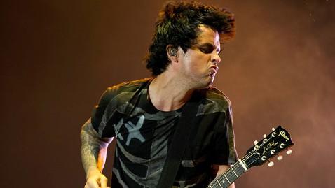 Le leader de Green Day, leader Billie Joe Armstrong, pète un cable sur scène!