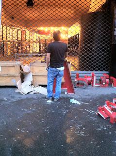 Les lettres rouges de l'Olympia et la dame tirée à quatre épingles