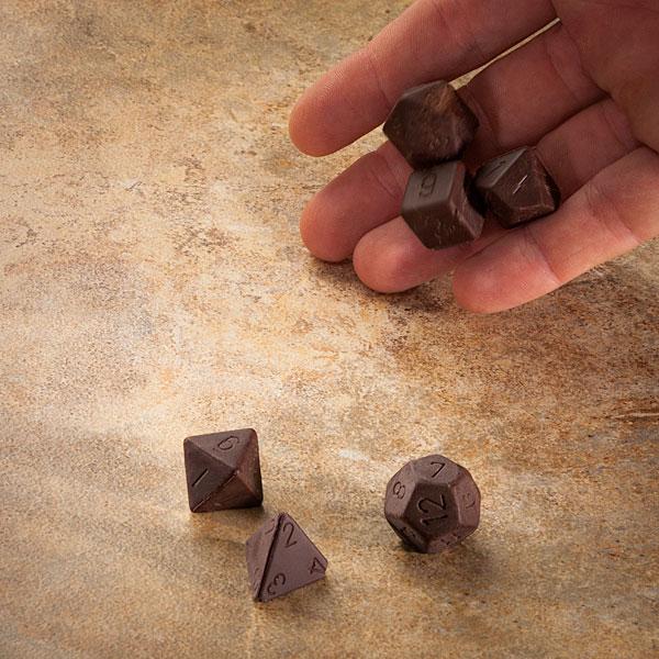f158 chocolate gaming dice set inhand [geek] Un set de dés en chocolat