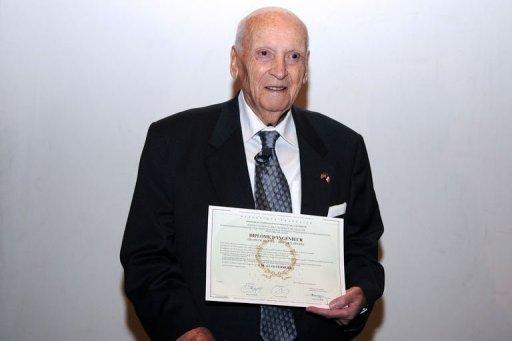 L’ingénieur reçoit son diplôme avec les honneurs 74 ans après