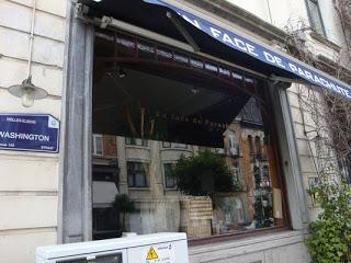 En face de Parachute