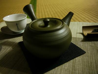 Une théière et une idée du thé