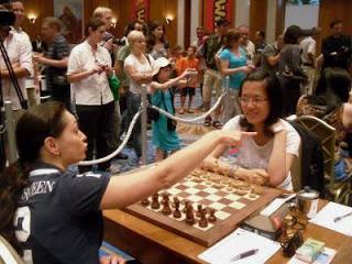 La Chessqueen Kosteniuk a sorti Hou Yifan © Photo Patrick Van Hoolandt