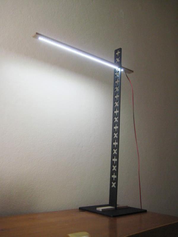 Elevate Task la lampe grue par Kistian Aus