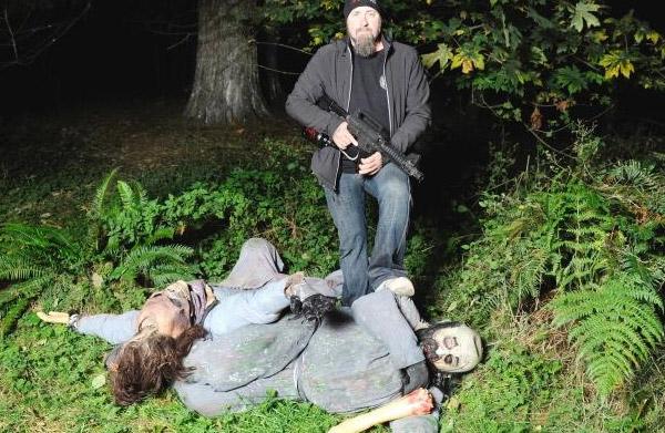 Il organise des parties nocturnes de Paintball contre des zombies