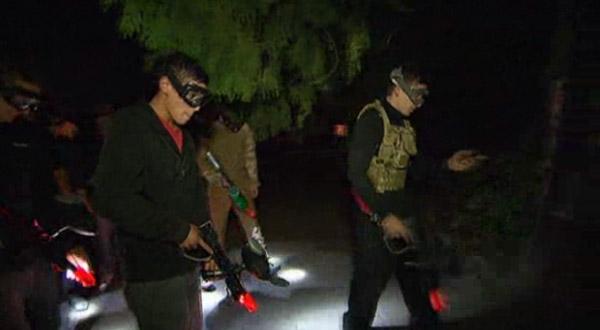 Il organise des parties nocturnes de Paintball contre des zombies