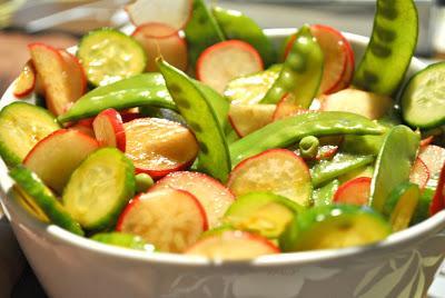 Salade de pois mange-tout, concombre et radis