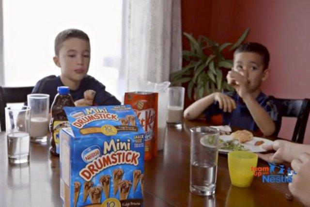 Tyrus (né en 2004) et Elias (né en... (PHOTO TIRÉE D'UNE PUBLICITÉ DE NESTLÉ)