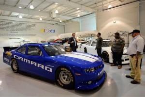 2012 NASCAR RD Center Mike Fisher With Camaro 300x200 Galerie photos dans le centre de R&D de la Nascar