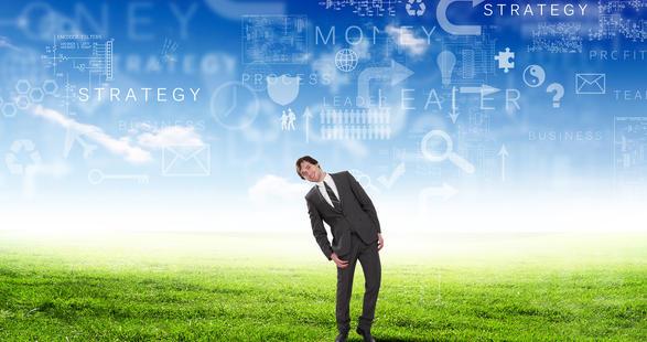 Businessman au milieu de stratégie et de processus