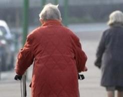 Une femme âgée dans une rue