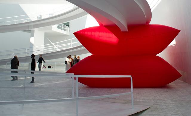 Les coussins rouge de Geraldo Zamproni à l'AIOP de New-York - Installation