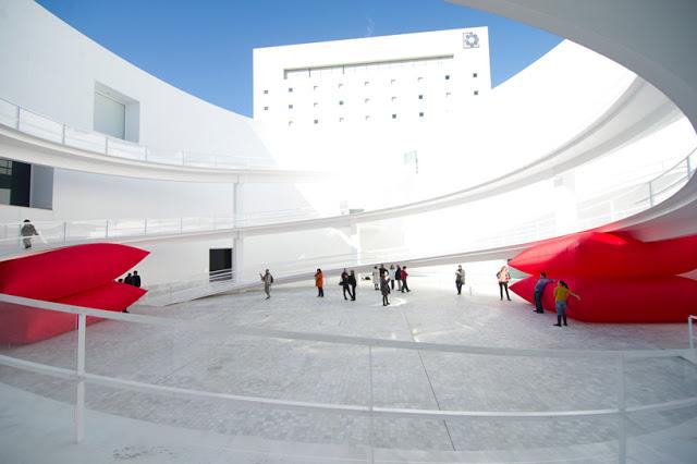 Les coussins rouge de Geraldo Zamproni à l'AIOP de New-York - Installation