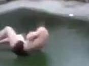 Aïe! Quand votre piscine gelée, sautez dedans!