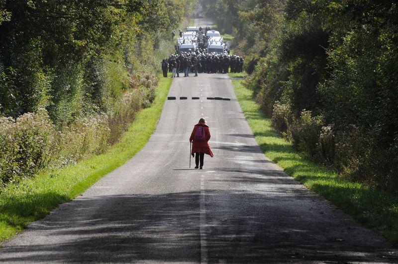 Tensions. Au lendemain de l'évacuation de 150 opposants squatters de onze sites occupés illégalement, une première destruction de maison sur le site du projet d'aéroport de Notre-Dame-des-Landes, au nord de Nantes, a débuté mercredi. Un bulldozer a commencé à détruire une ferme appelée «Les planchettes», tandis qu'un important convoi de forces de l'ordre en sécurisait les abords. Celles-ci ont également mis en place des barrages pour limiter l'accès des habitants au périmètre. Ce projet d'aéroport, destiné à remplacer en 2017 l'actuel aéroport de Nantes Atlantique, a été déclaré d'utilité publique par l'Etat et soutenu par les collectivités locales socialistes,il est cependant contesté sur place par les agriculteurs et les anarchistes venus s'y installer.