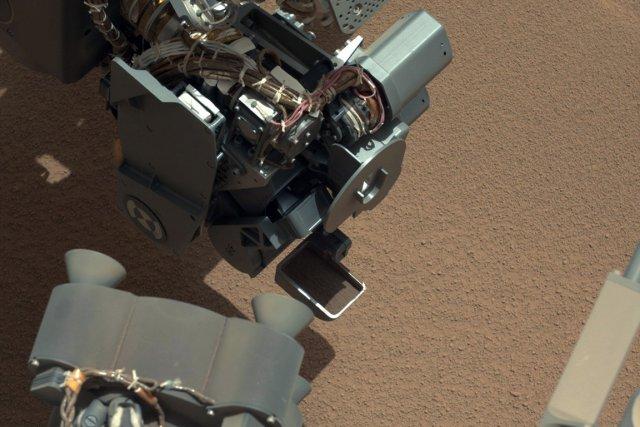 Le robot Curiosity a aspiré ses premiers échantillons de poussière à la surface... (Photo AP)