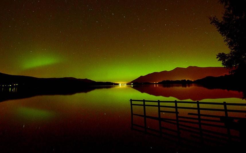 Cela peut ressembler à une scène d’un fjord Norvégien, mais c’est en fait le Lake District en Cumbrie. Les aurores boréales se reflète dans les eaux de verre comme de Derwentwater, près de Keswick, au cours d’une tempête géomagnétique
Photo: Paul Kingston / NNP