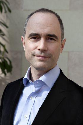 Dans l'ombre ou, plutôt, derrière les rideaux