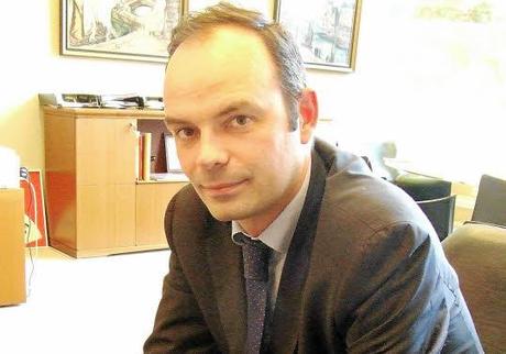 Dans l'ombre ou, plutôt, derrière les rideaux